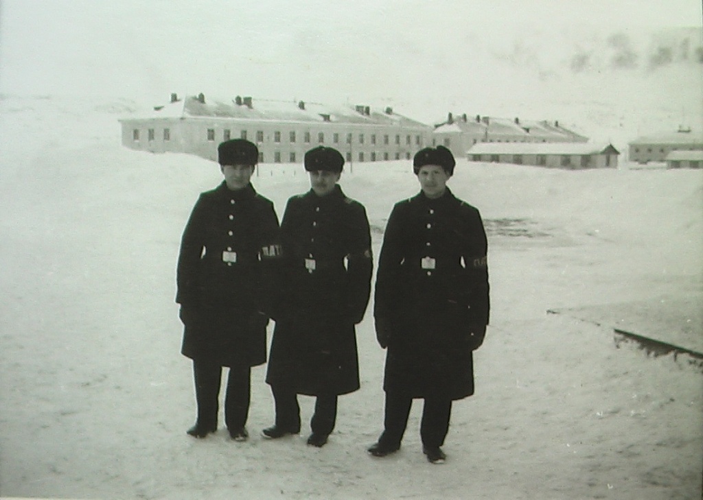 Служебный городок в Губе Оленья. Казармы